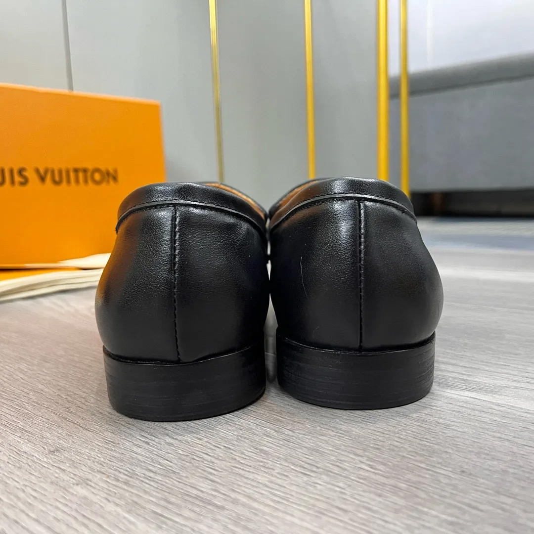 Factory price: 520💰-(LV) men’s formal leather shoes! Genuine molded horsebit, a classic must-have for your shoe cabinet! The feet are particularly delicate! This Gucci original version is a set last, and we are consistent with the counter! Therefore, it is more comfortable in terms of last shape and comfort! Take it to the counter and compare at will! Good shoes are more than just what they make! But grasp the essence from the inside out! Material: Imported first-layer cowhide! Genuine leather outsole imported from Italy, size: 39-44 (38/45 customized, non-refundable)